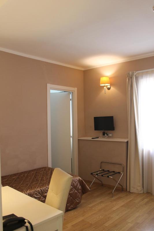 Single Room image 3