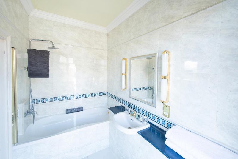 Junior Suite with Balcony image 4