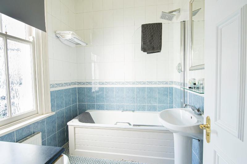 Standard Twin Room image 3