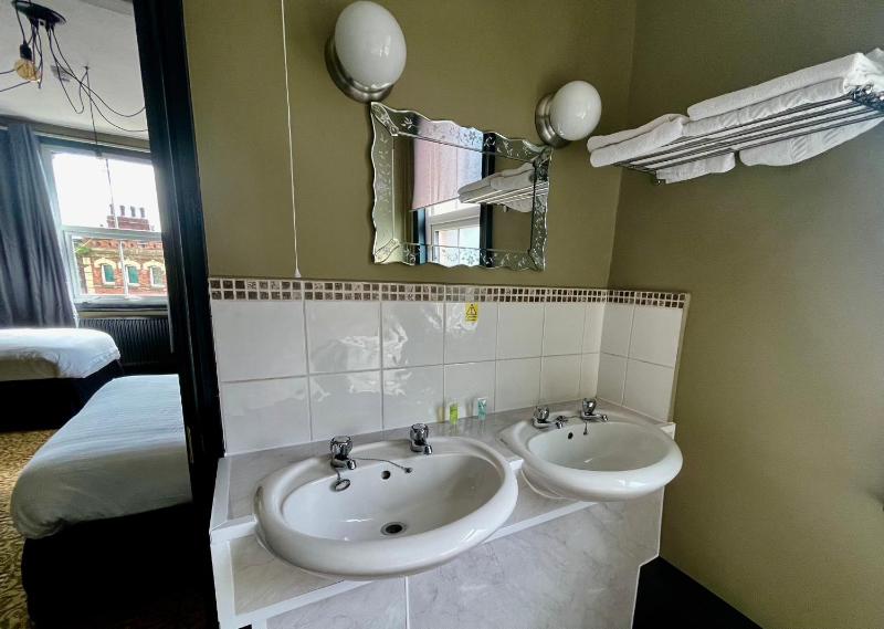 Basic Triple Room image 4