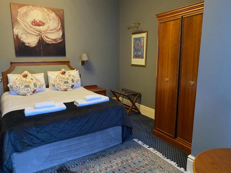Standard Double Room image 3
