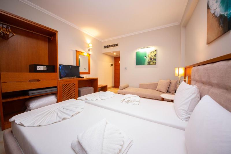 Deluxe Triple Room with Balcony image 3
