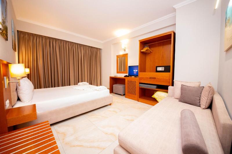 Deluxe Triple Room with Sea View image 2