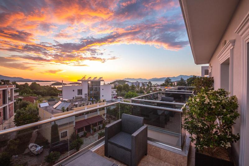 Deluxe Double Room with Sea View image 3