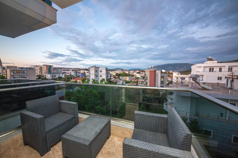 Deluxe Double or Twin Room with Balcony image 4