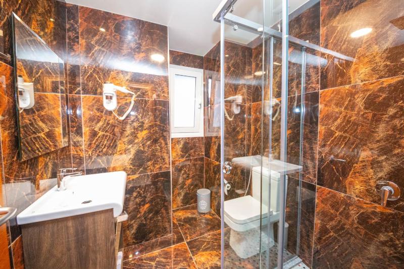 Deluxe Triple Room with Sea View image 1