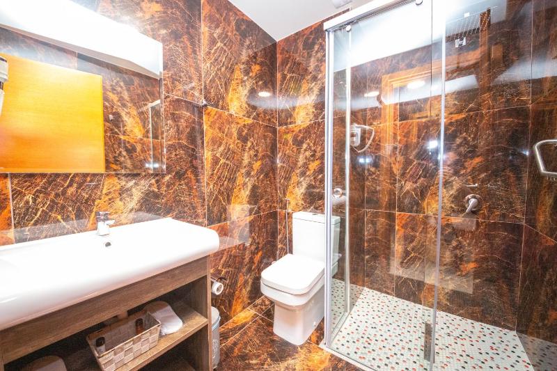 Deluxe Triple Room with Balcony image 2