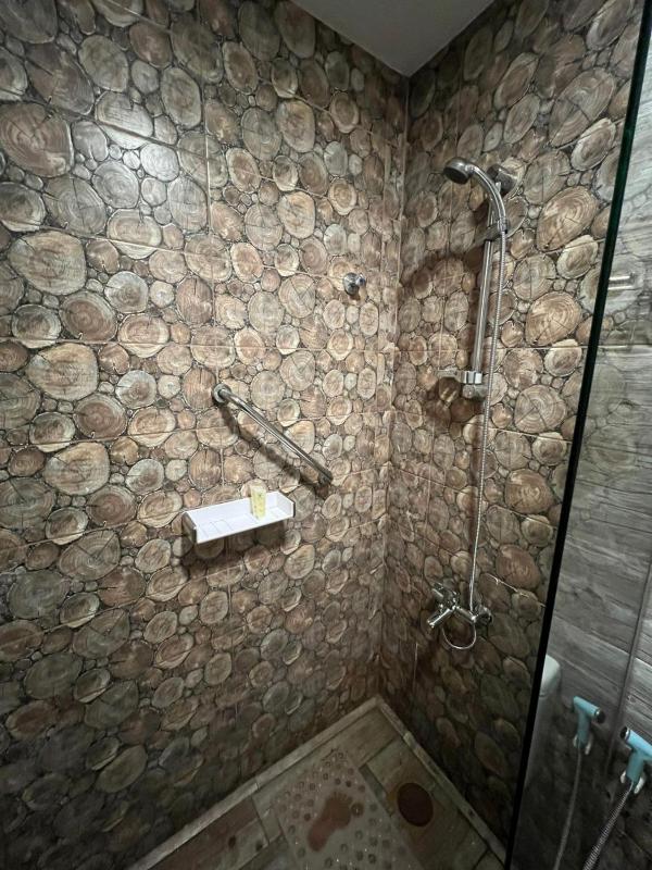 LB Hotel - image 8