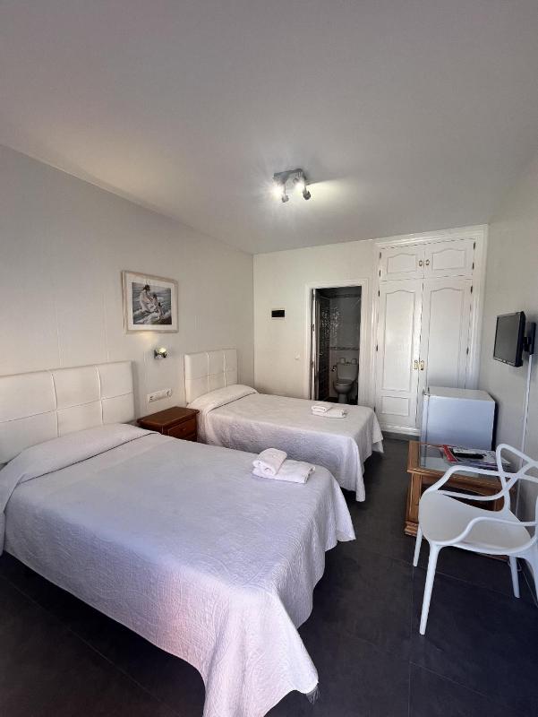 Double or Twin Room image 3