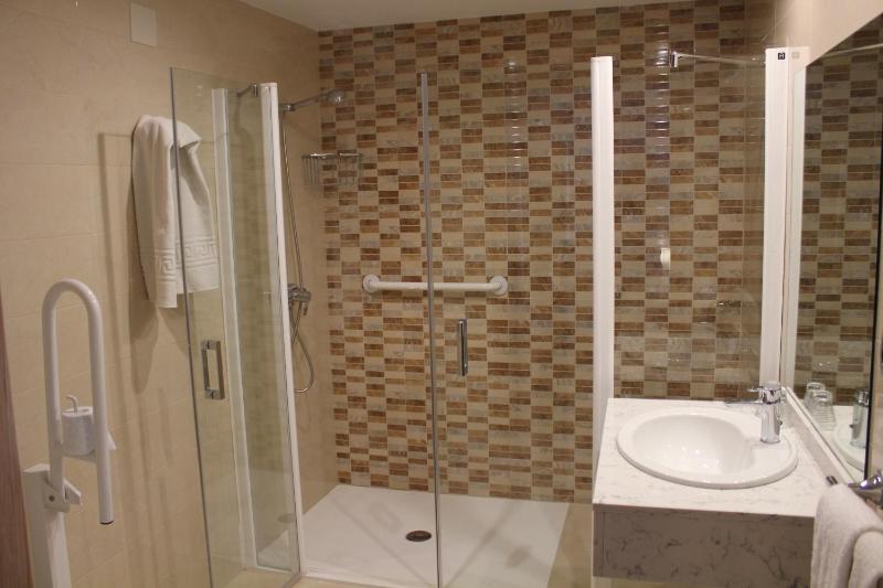 Quadruple Room image 3
