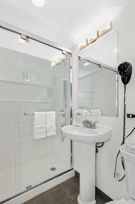 Deluxe King Room image 3