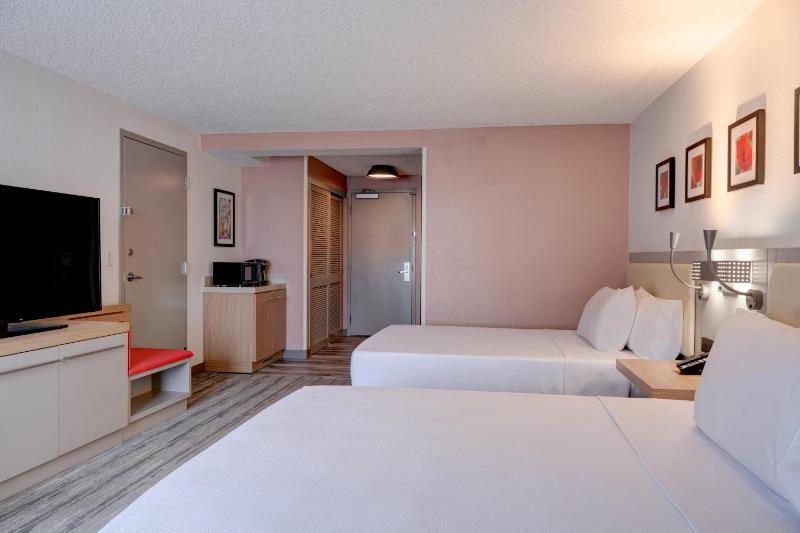 Queen Room with Two Queen Beds - Mobility Access image 2