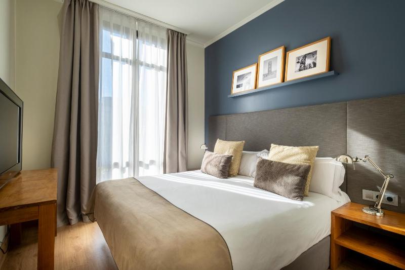 Deluxe Two-Bedroom Apartment image 2