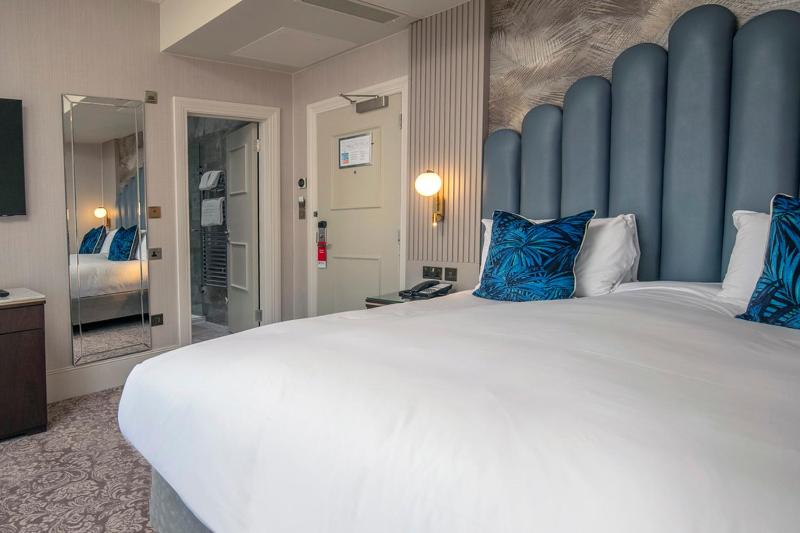 Premium King Room with Sea View image 4