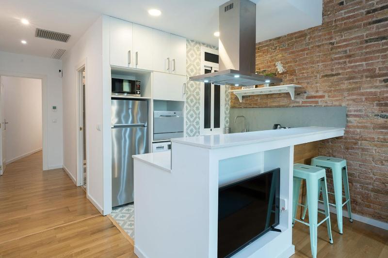 Bright and cozy flat in the heart of the city - image 2