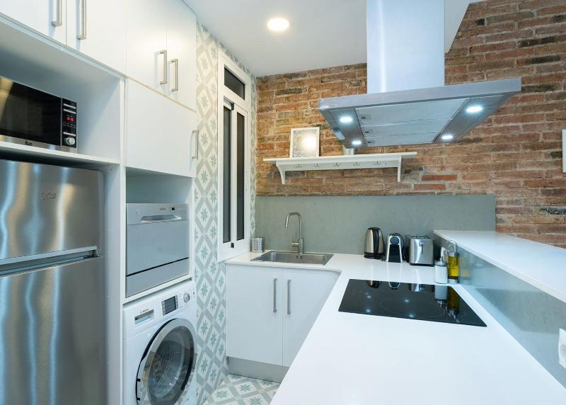 Bright and cozy flat in the heart of the city - image 8