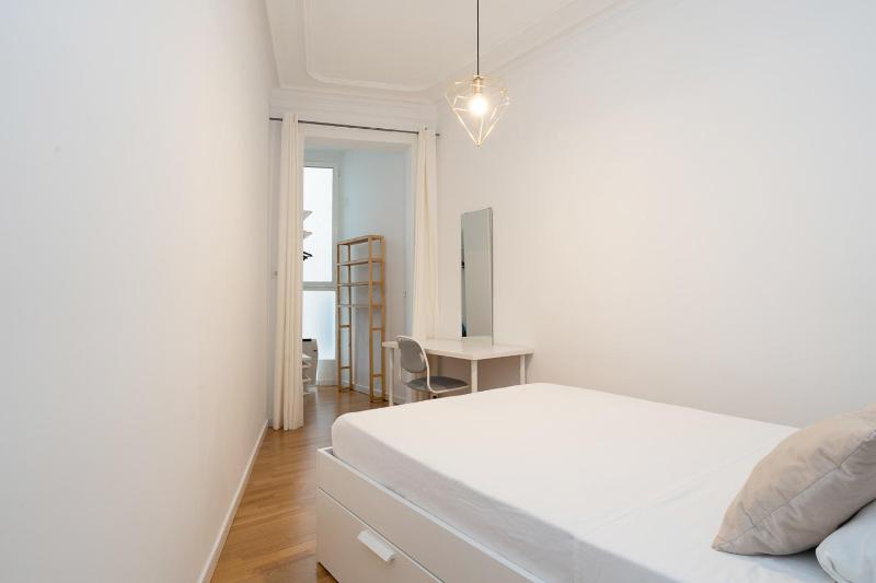 Bright and cozy flat in the heart of the city - image 12