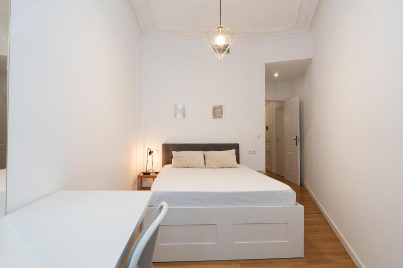 Bright and cozy flat in the heart of the city - image 3