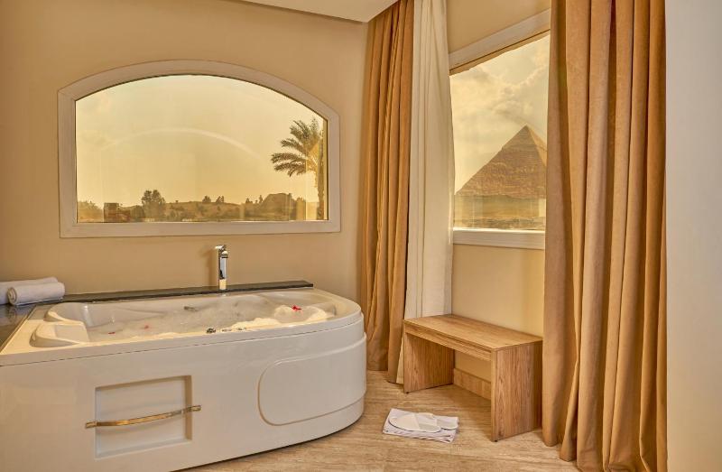 King Suite With Jacuzzi & Panoramic Pyramids View image 2