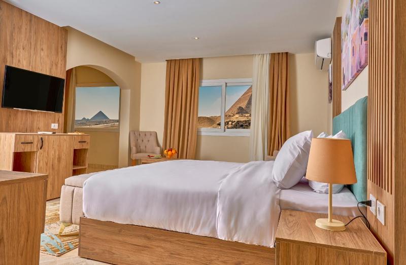 King Suite With Jacuzzi & Panoramic Pyramids View image 4