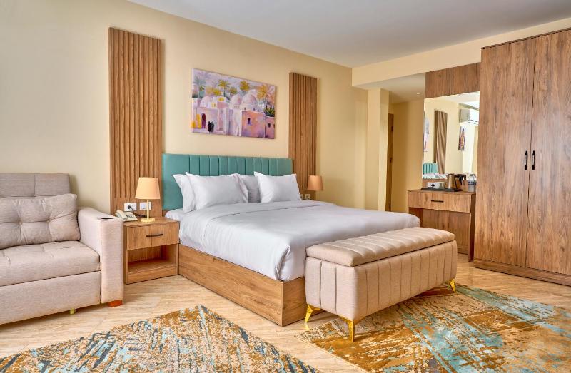 King Suite With Jacuzzi & Panoramic Pyramids View image 3