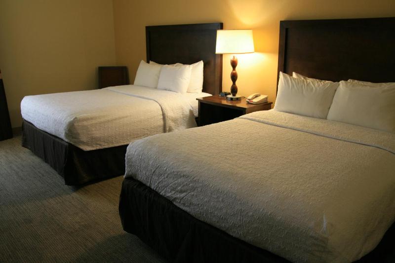 Quadruple Room with Two Queen Beds - Non Smoking image 2