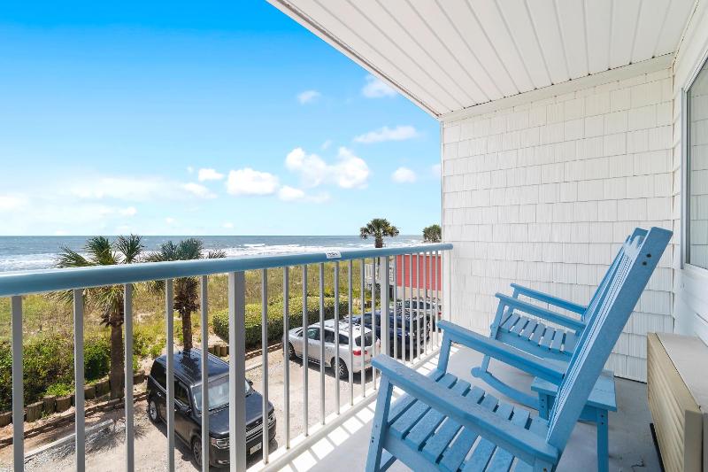 Standard King Room with Ocean Front View image 2