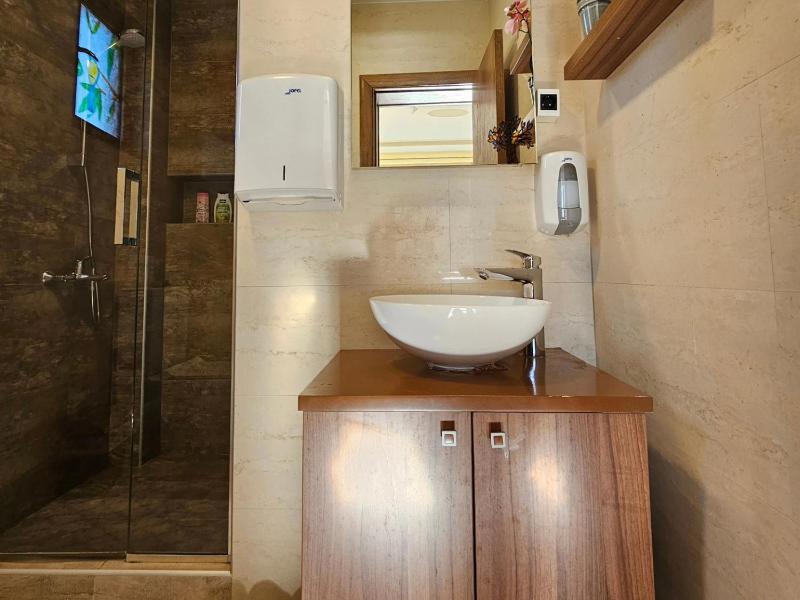 Apartment with Shower image 2