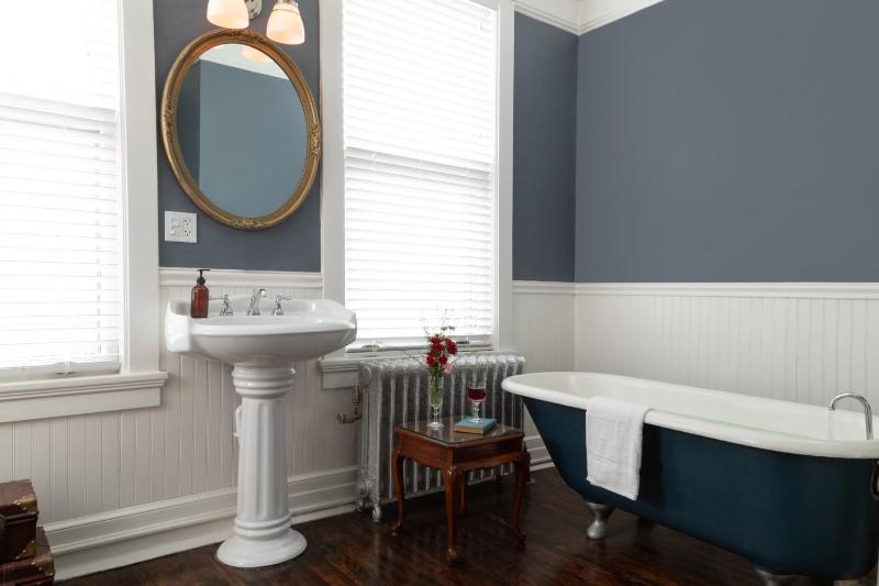 300 Clifton - image 35