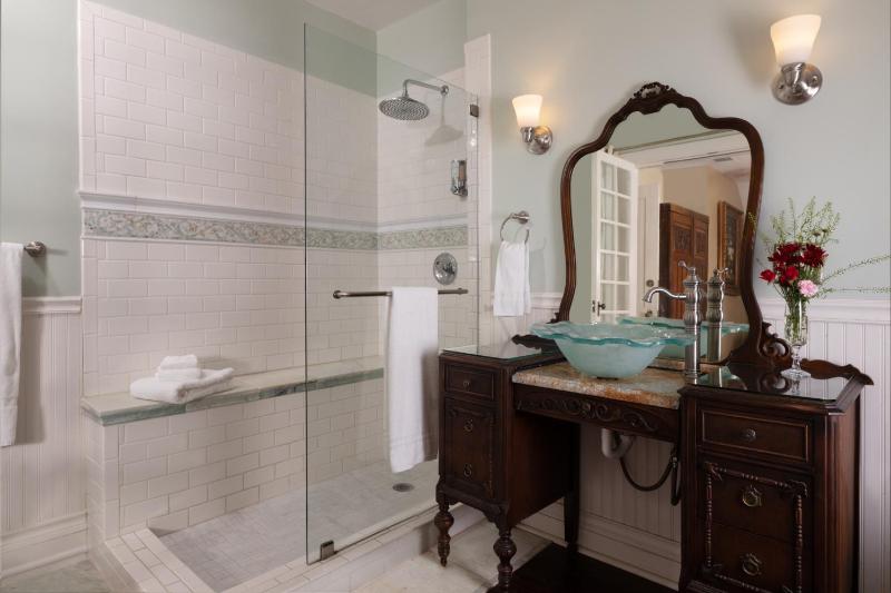 300 Clifton - image 32
