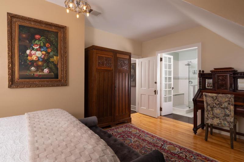 300 Clifton - image 30