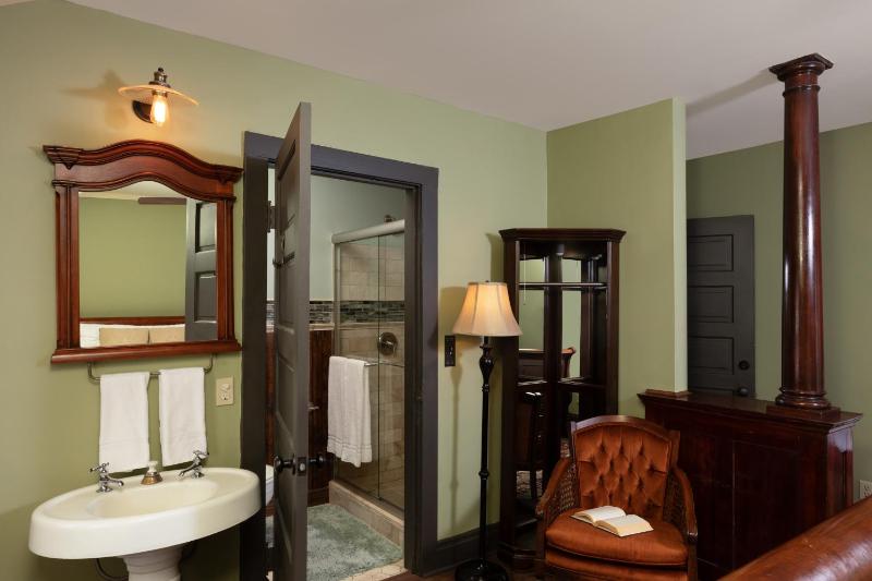 300 Clifton - image 31
