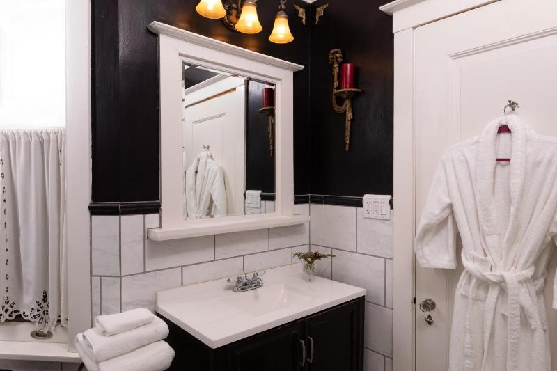 300 Clifton - image 34