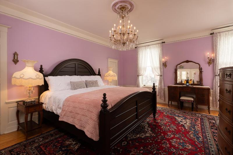 Superior King Room image 3