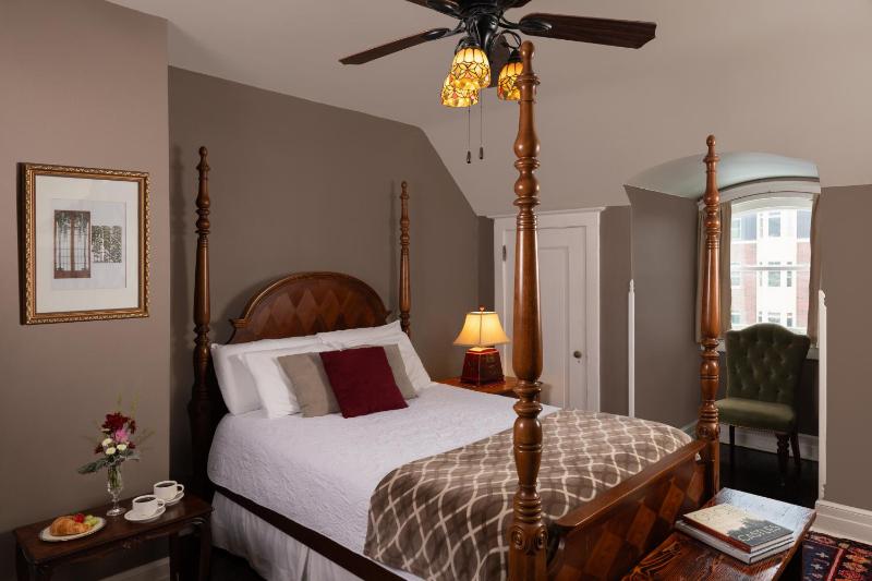 300 Clifton - image 29