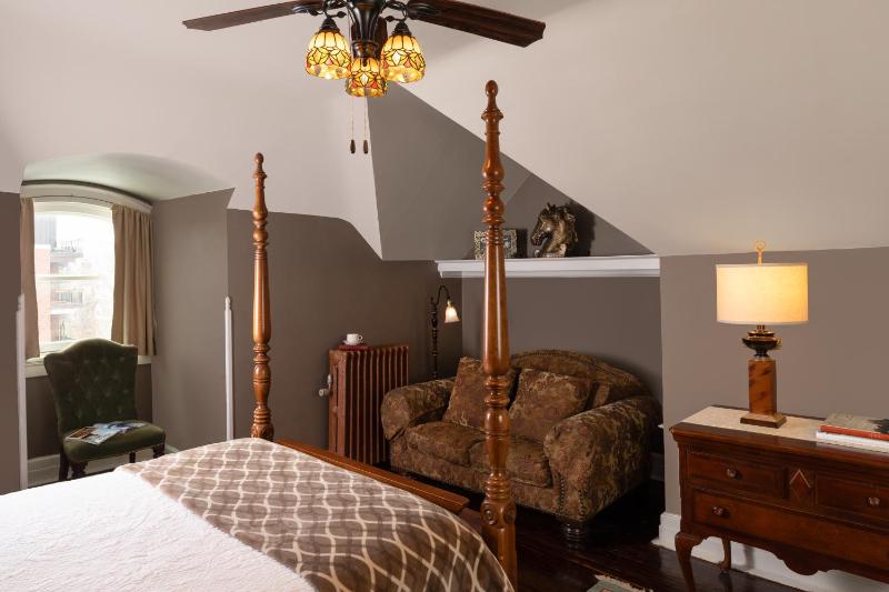 300 Clifton - image 3