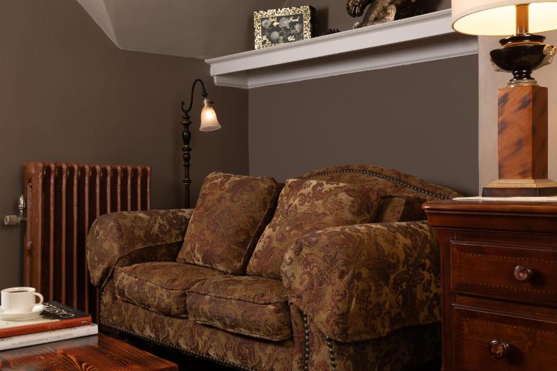 Deluxe Queen Room image 4