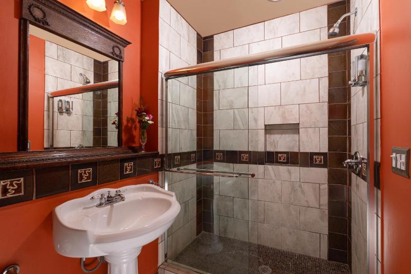 300 Clifton - image 33