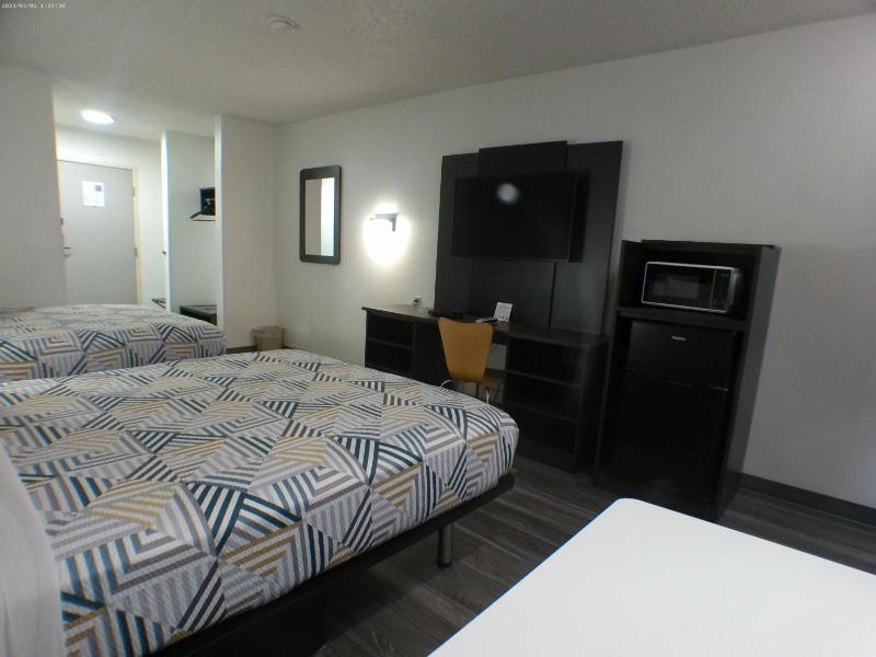 Queen Room with Two Queen Beds - Non-Smoking image 4