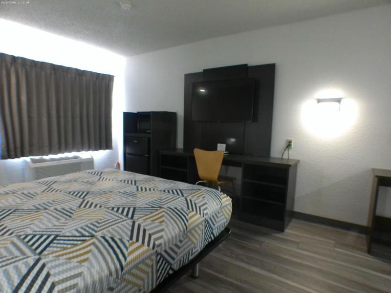 Queen Room - Disability Access - Non-Smoking image 3