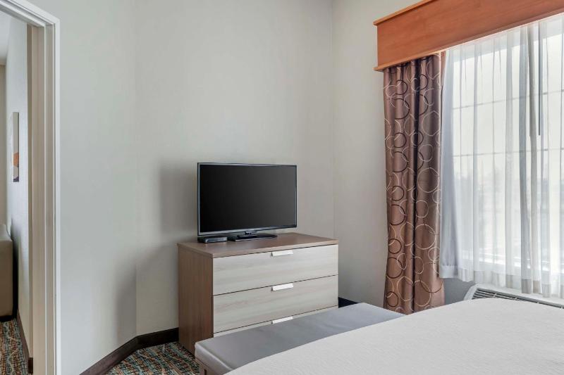 Quadruple Room with One King and One Queen Room image 4