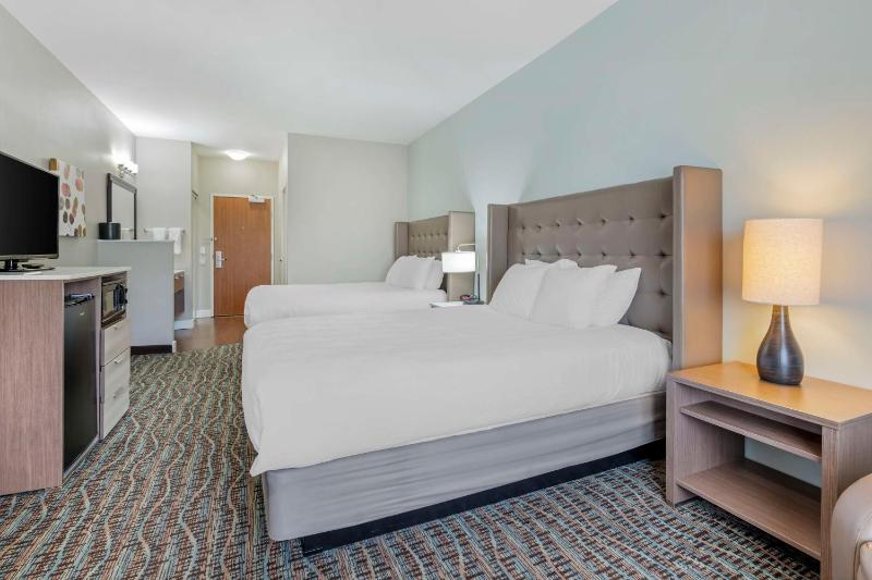 Queen Room with Two Queen Beds image 4