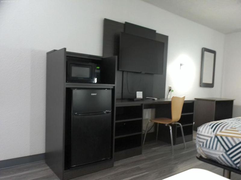Queen Room - Disability Access - Non-Smoking image 2