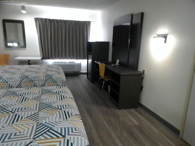 Queen Room with Two Queen Beds - Disability Access - Non-Smoking image 3