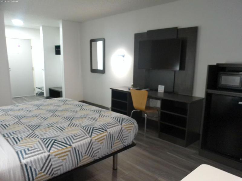 King Room - Non-Smoking image 4
