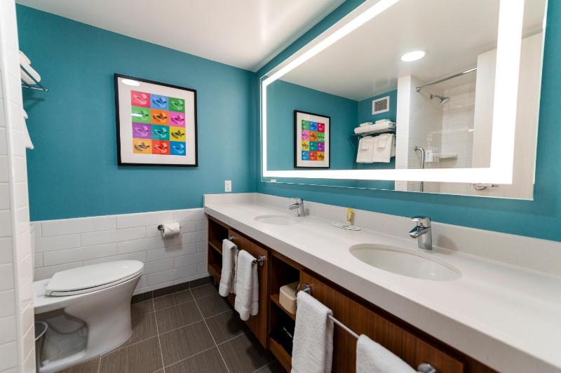 1 King Bed, Deluxe Room, Pool View, Building 2, Non-Smoking image 4