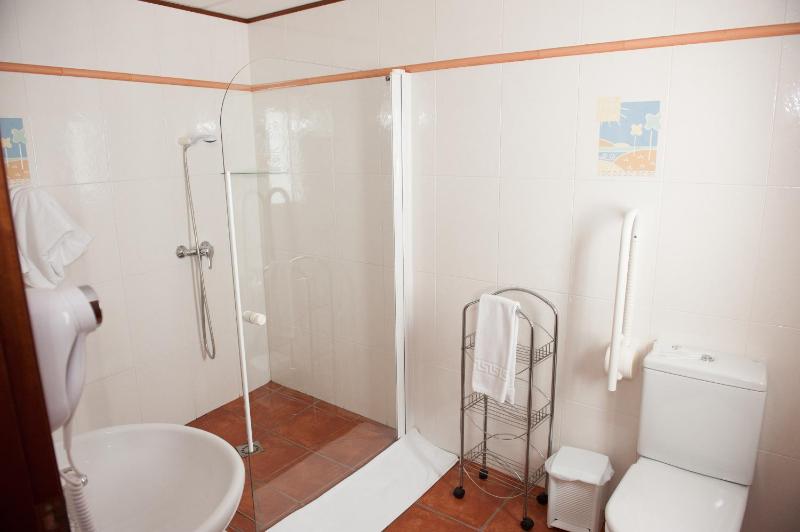 Twin Room Ground Floor image 4