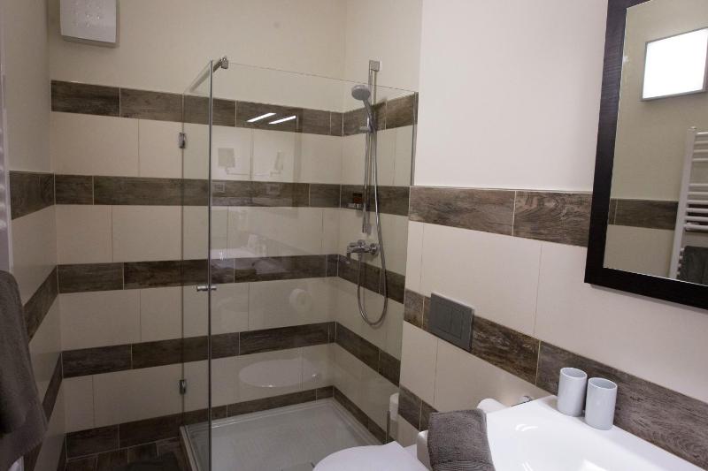 Twin Room image 3