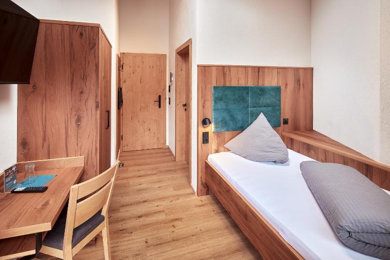 Single Room with Mountain View image 3