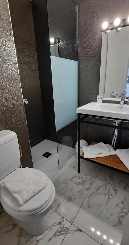 Classic Double Room image 4